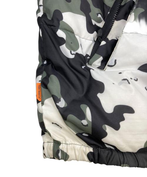 TIGHTBOOTH PRODUCTION（タイトブースプロダクション）TIGHTBOOTH PRODUCTION (タイトブースプロダクション) KILLER BONG (キラーボング) URBAN CAMO DOWN JKT ホワイト×グリーン サイズ:Lの古着・服飾アイテム