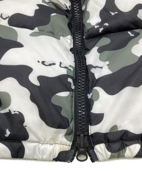 TIGHTBOOTH PRODUCTION（タイトブースプロダクション）TIGHTBOOTH PRODUCTION (タイトブースプロダクション) KILLER BONG (キラーボング) URBAN CAMO DOWN JKT ホワイト×グリーン サイズ:Lの古着・服飾アイテム
