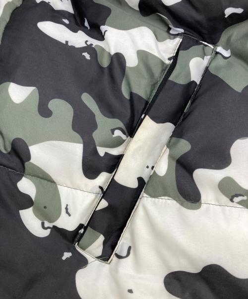 TIGHTBOOTH PRODUCTION（タイトブースプロダクション）TIGHTBOOTH PRODUCTION (タイトブースプロダクション) KILLER BONG (キラーボング) URBAN CAMO DOWN JKT ホワイト×グリーン サイズ:Lの古着・服飾アイテム