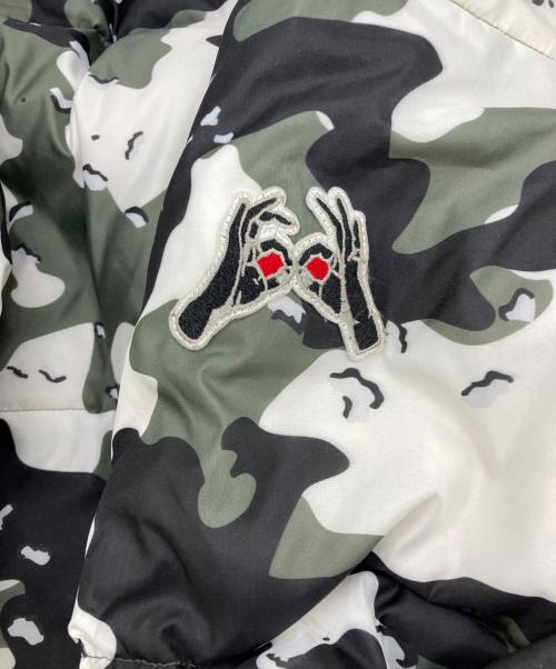 TIGHTBOOTH PRODUCTION（タイトブースプロダクション）TIGHTBOOTH PRODUCTION (タイトブースプロダクション) KILLER BONG (キラーボング) URBAN CAMO DOWN JKT ホワイト×グリーン サイズ:Lの古着・服飾アイテム