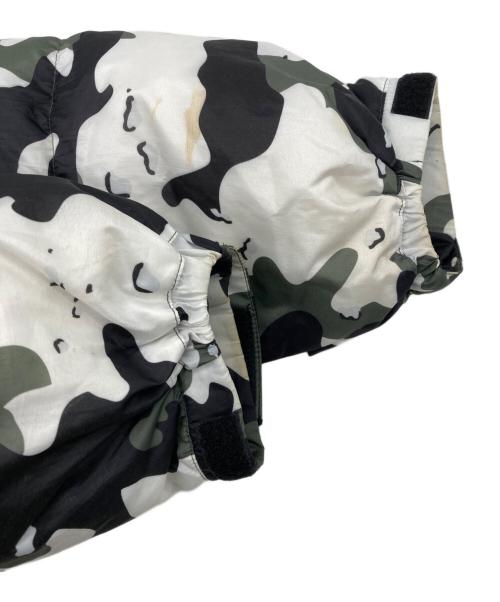 TIGHTBOOTH PRODUCTION（タイトブースプロダクション）TIGHTBOOTH PRODUCTION (タイトブースプロダクション) KILLER BONG (キラーボング) URBAN CAMO DOWN JKT ホワイト×グリーン サイズ:Lの古着・服飾アイテム