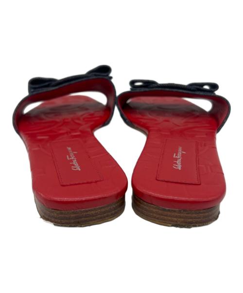 Salvatore Ferragamo（サルヴァトーレ フェラガモ）Salvatore Ferragamo (サルヴァトーレ フェラガモ) デニムサンダル ネイビー×レッド サイズ:7.5の古着・服飾アイテム