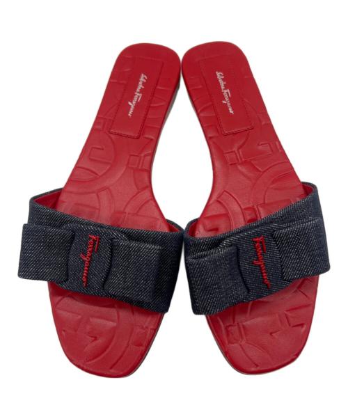 Salvatore Ferragamo（サルヴァトーレ フェラガモ）Salvatore Ferragamo (サルヴァトーレ フェラガモ) デニムサンダル ネイビー×レッド サイズ:7.5の古着・服飾アイテム