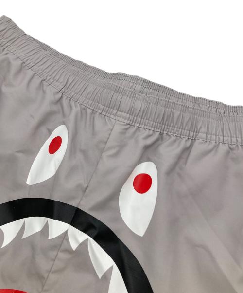 A BATHING APE（ア ベイシング エイプ）A BATHING APE (ア ベイシング エイプ) SHARK SHORTS グレー サイズ:2XL 未使用品の古着・服飾アイテム