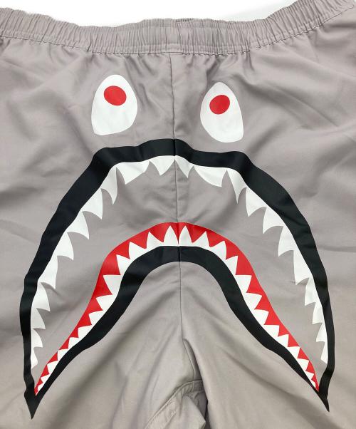 A BATHING APE（ア ベイシング エイプ）A BATHING APE (ア ベイシング エイプ) SHARK SHORTS グレー サイズ:2XL 未使用品の古着・服飾アイテム