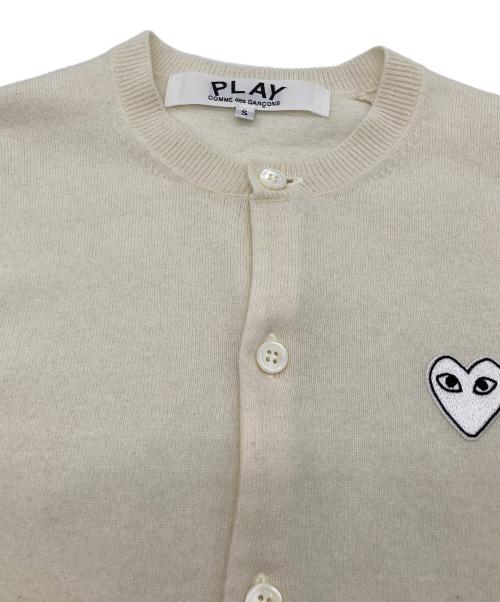 PLAY COMME des GARCONS（プレイコムデギャルソン）PLAY COMME des GARCONS (プレイコムデギャルソン) Round Neck Cardigan With White Emblem Natural ベージュ サイズ:Sの古着・服飾アイテム