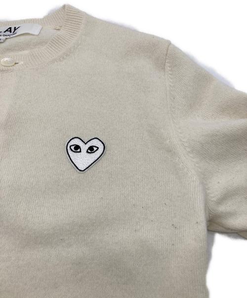 PLAY COMME des GARCONS（プレイコムデギャルソン）PLAY COMME des GARCONS (プレイコムデギャルソン) Round Neck Cardigan With White Emblem Natural ベージュ サイズ:Sの古着・服飾アイテム