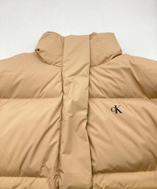 Calvin Klein Jeans（カルバンクラインジーンズ）Calvin Klein Jeans (カルバンクラインジーンズ) クラシックダウンパッファジャケット ベージュ サイズ:ＸＳの古着・服飾アイテム