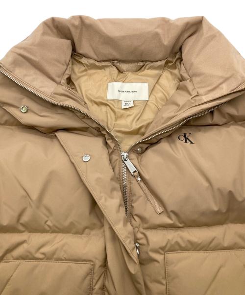 Calvin Klein Jeans（カルバンクラインジーンズ）Calvin Klein Jeans (カルバンクラインジーンズ) クラシックダウンパッファジャケット ベージュ サイズ:ＸＳの古着・服飾アイテム