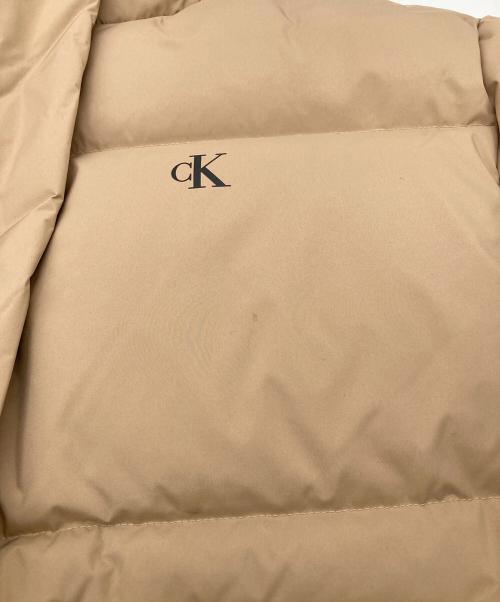 Calvin Klein Jeans（カルバンクラインジーンズ）Calvin Klein Jeans (カルバンクラインジーンズ) クラシックダウンパッファジャケット ベージュ サイズ:ＸＳの古着・服飾アイテム