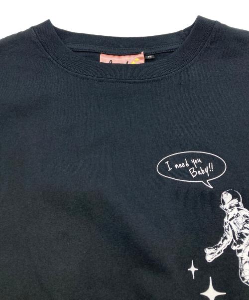 E I Need You Baby（アイニージューベイベー）E I Need You Baby (アイニージューベイベー) FREAK'S STORE (フリークスストア) プリントTシャツ ブラック サイズ:Mの古着・服飾アイテム
