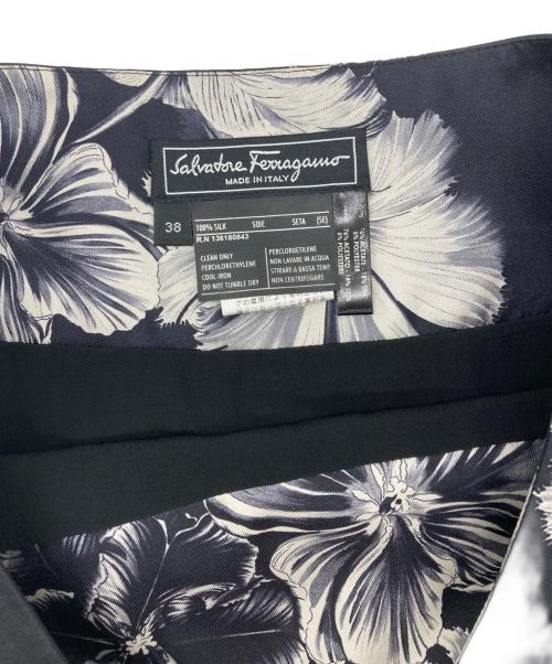 Salvatore Ferragamo（サルヴァトーレ フェラガモ）Salvatore Ferragamo (サルヴァトーレ フェラガモ) 花柄 シルク ミニスカート ブラック サイズ:38の古着・服飾アイテム