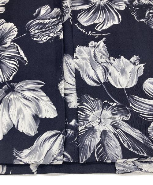 Salvatore Ferragamo（サルヴァトーレ フェラガモ）Salvatore Ferragamo (サルヴァトーレ フェラガモ) 花柄 シルク ミニスカート ブラック サイズ:38の古着・服飾アイテム