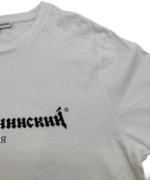 Gosha Rubchinskiy（ゴーシャラブチンスキー）Gosha Rubchinskiy (ゴーシャラブチンスキー) COMME des GARCONS (コムデギャルソン) ロゴTシャツ ホワイト サイズ:Mの古着・服飾アイテム