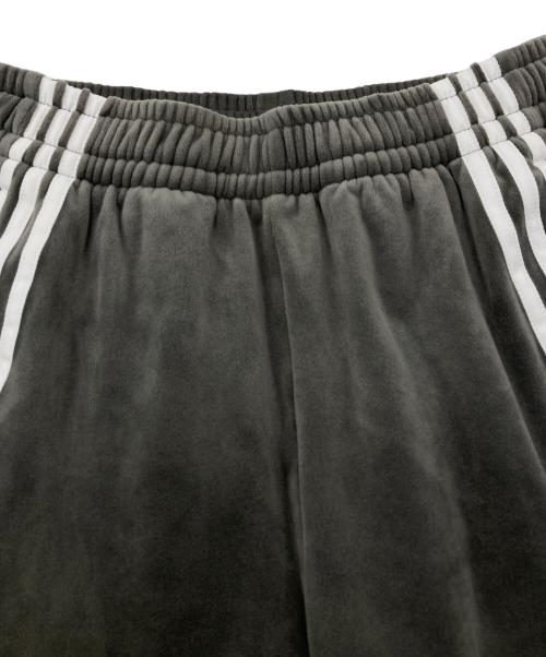 adidas（アディダス）adidas (アディダス) ベルベット ルーズ トラックパンツ グレー サイズ:L　165/72の古着・服飾アイテム