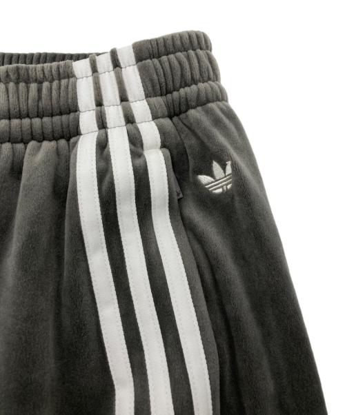 adidas（アディダス）adidas (アディダス) ベルベット ルーズ トラックパンツ グレー サイズ:L　165/72の古着・服飾アイテム