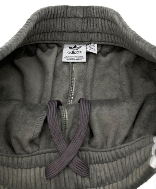 adidas（アディダス）adidas (アディダス) ベルベット ルーズ トラックパンツ グレー サイズ:L　165/72の古着・服飾アイテム