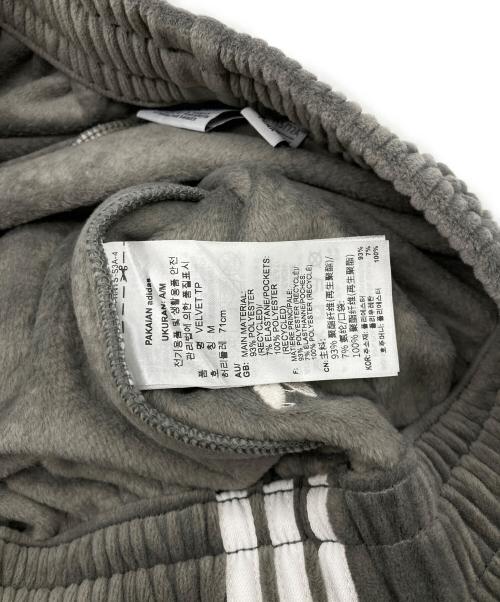 adidas（アディダス）adidas (アディダス) ベルベット ルーズ トラックパンツ グレー サイズ:L　165/72の古着・服飾アイテム