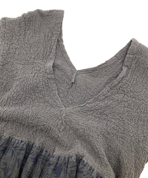 me ISSEY MIYAKE（ミーイッセイ ミヤケ）me ISSEY MIYAKE (ミーイッセイ ミヤケ) カリフラワー切替/ノースリーブワンピース/ グレー サイズ:-の古着・服飾アイテム