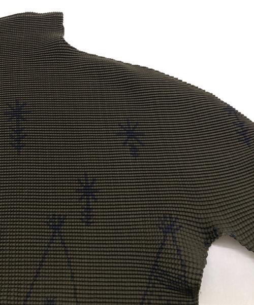 me ISSEY MIYAKE（ミーイッセイ ミヤケ）me ISSEY MIYAKE (ミーイッセイ ミヤケ) 転写 プリーツカットソー グリーン サイズ:-の古着・服飾アイテム