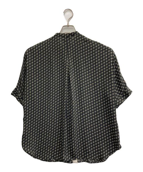 icB（アイシービー）icB (アイシービー) BackSatinAmunzen 5分袖バンドカラーブラウス ブラック サイズ:Sの古着・服飾アイテム
