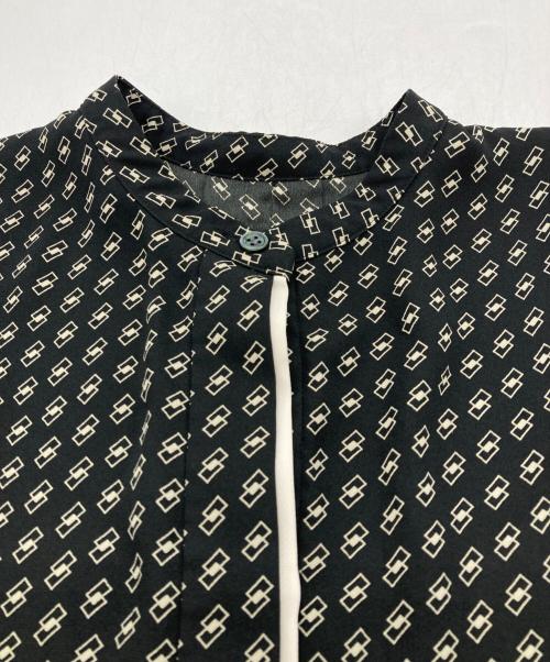 icB（アイシービー）icB (アイシービー) BackSatinAmunzen 5分袖バンドカラーブラウス ブラック サイズ:Sの古着・服飾アイテム