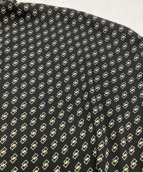 icB（アイシービー）icB (アイシービー) BackSatinAmunzen 5分袖バンドカラーブラウス ブラック サイズ:Sの古着・服飾アイテム