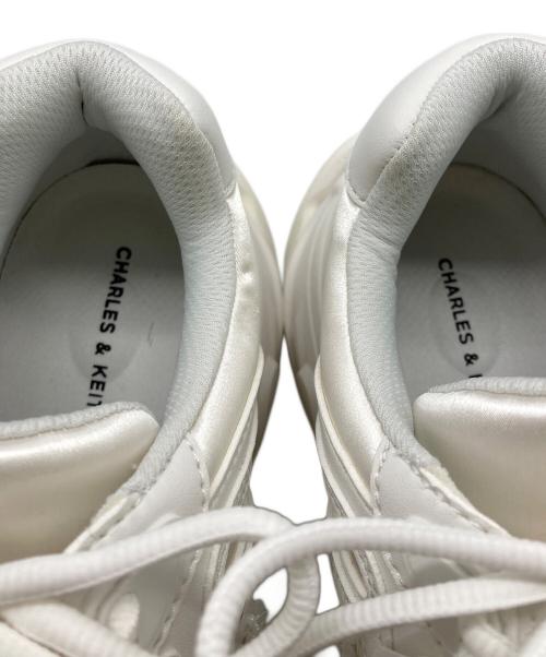 CHARLES & KEITH（チャールズアンドキース）CHARLES & KEITH (チャールズアンドキース) Gaskell ギャスケル フラワーエンベリシュッドチャンキースニーカー ホワイト サイズ:23の古着・服飾アイテム