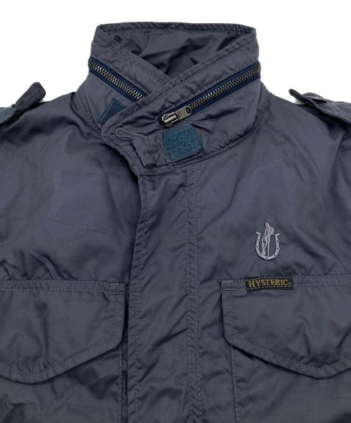 histeric（ヒステリック）histeric (ヒステリック) M-65ポリエステルロゴ刺繍ミリタリージャケット グレー サイズ:Sの古着・服飾アイテム