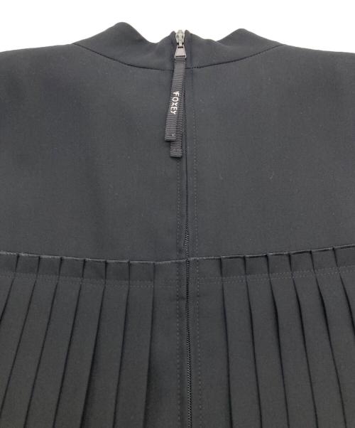 FOXEY NEWYORK（フォクシーニューヨーク）FOXEY NEWYORK (フォクシーニューヨーク) シックプリーツノースリーブブラウス ブラック サイズ:38の古着・服飾アイテム