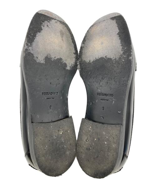 Salvatore Ferragamo（サルヴァトーレ フェラガモ）Salvatore Ferragamo (サルヴァトーレ フェラガモ) VIVALDO ヴァラリボンモチーフローファー ブラック サイズ:6の古着・服飾アイテム