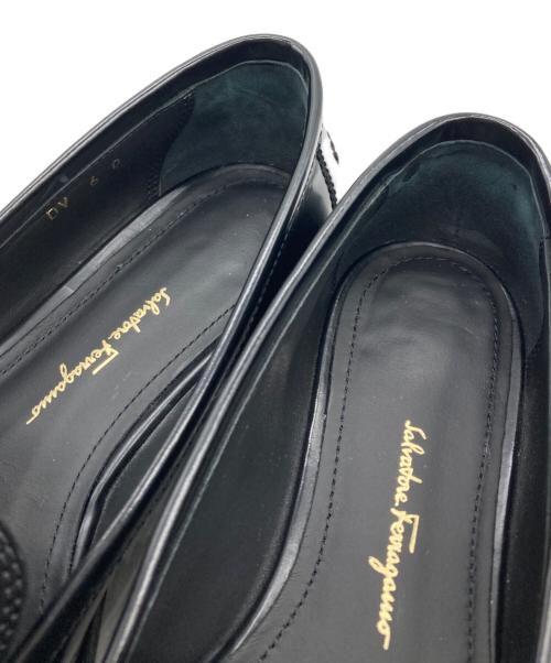 Salvatore Ferragamo（サルヴァトーレ フェラガモ）Salvatore Ferragamo (サルヴァトーレ フェラガモ) VIVALDO ヴァラリボンモチーフローファー ブラック サイズ:6の古着・服飾アイテム