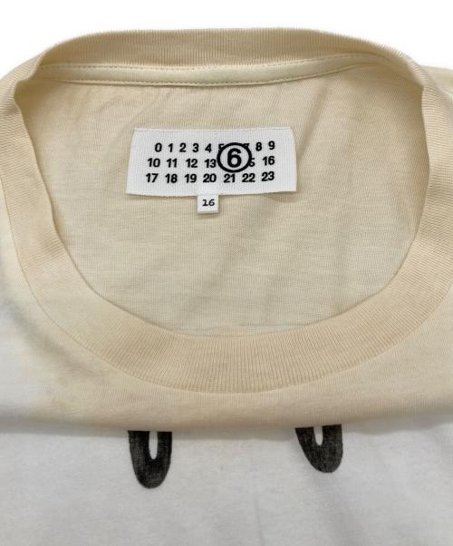 MM6 Maison Margiela（エムエムシックスメゾンマルジェラ）MM6 Maison Margiela (エムエムシックスメゾンマルジェラ) スマイリーデザインナンバリングロゴプリントＴシャツ ホワイト×ベージュ サイズ:16の古着・服飾アイテム