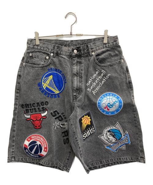 NBA（エヌビーエー）NBA (エヌビーエー) FREAK'S STORE (フリークスストア) NBA チーム刺繍 ビックシルエット デニムショーツ グレー サイズ:Lの古着・服飾アイテム