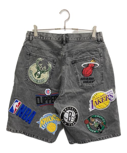NBA（エヌビーエー）NBA (エヌビーエー) FREAK'S STORE (フリークスストア) NBA チーム刺繍 ビックシルエット デニムショーツ グレー サイズ:Lの古着・服飾アイテム