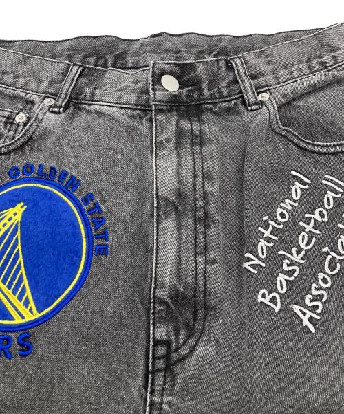 NBA（エヌビーエー）NBA (エヌビーエー) FREAK'S STORE (フリークスストア) NBA チーム刺繍 ビックシルエット デニムショーツ グレー サイズ:Lの古着・服飾アイテム