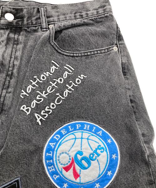 NBA（エヌビーエー）NBA (エヌビーエー) FREAK'S STORE (フリークスストア) NBA チーム刺繍 ビックシルエット デニムショーツ グレー サイズ:Lの古着・服飾アイテム
