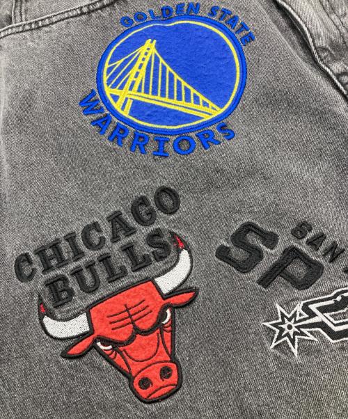 NBA（エヌビーエー）NBA (エヌビーエー) FREAK'S STORE (フリークスストア) NBA チーム刺繍 ビックシルエット デニムショーツ グレー サイズ:Lの古着・服飾アイテム