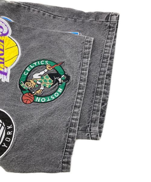 NBA（エヌビーエー）NBA (エヌビーエー) FREAK'S STORE (フリークスストア) NBA チーム刺繍 ビックシルエット デニムショーツ グレー サイズ:Lの古着・服飾アイテム