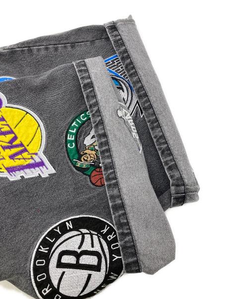 NBA（エヌビーエー）NBA (エヌビーエー) FREAK'S STORE (フリークスストア) NBA チーム刺繍 ビックシルエット デニムショーツ グレー サイズ:Lの古着・服飾アイテム
