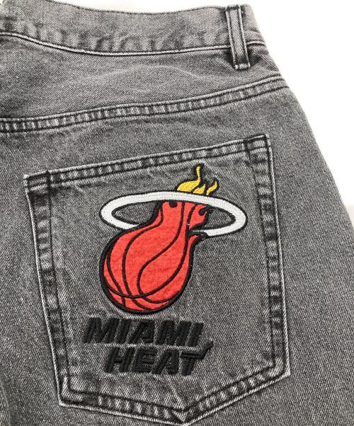 NBA（エヌビーエー）NBA (エヌビーエー) FREAK'S STORE (フリークスストア) NBA チーム刺繍 ビックシルエット デニムショーツ グレー サイズ:Lの古着・服飾アイテム