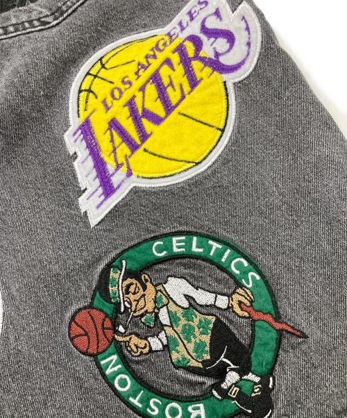 NBA（エヌビーエー）NBA (エヌビーエー) FREAK'S STORE (フリークスストア) NBA チーム刺繍 ビックシルエット デニムショーツ グレー サイズ:Lの古着・服飾アイテム