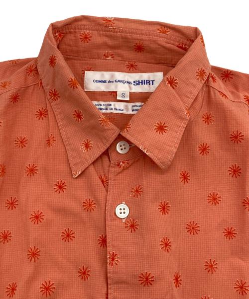 COMME des GARCONS SHIRT（コムデギャルソンシャツ）COMME des GARCONS SHIRT (コムデギャルソンシャツ) フラワー刺繍半袖シャツ レッド サイズ:Sの古着・服飾アイテム