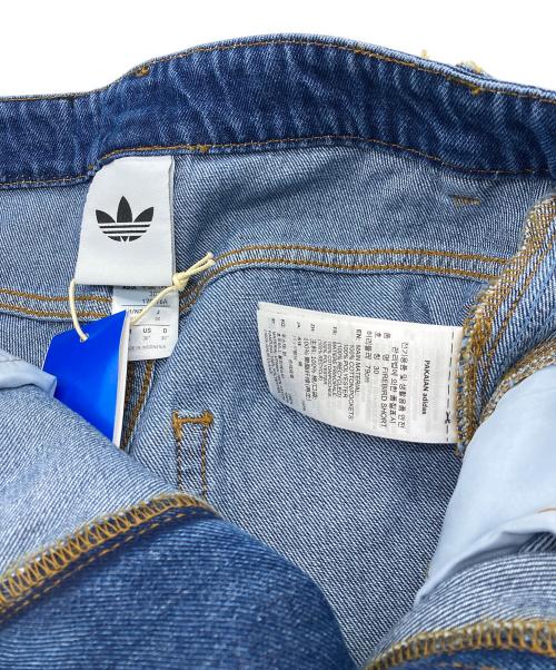 adidas（アディダス）adidas (アディダス) ファイアーバード アディカラー デニム ショーツ ブルー サイズ:30ｲﾝﾁ 未使用品の古着・服飾アイテム
