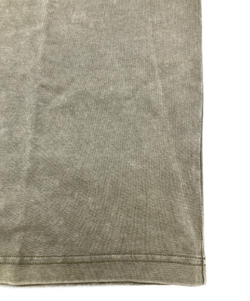 kuraku（カラク）KURAKU (カラク) ウォッシュ加工ミニ刺繍色ムラコットンポケットロンT オリーブ サイズ:L 未使用品の古着・服飾アイテム