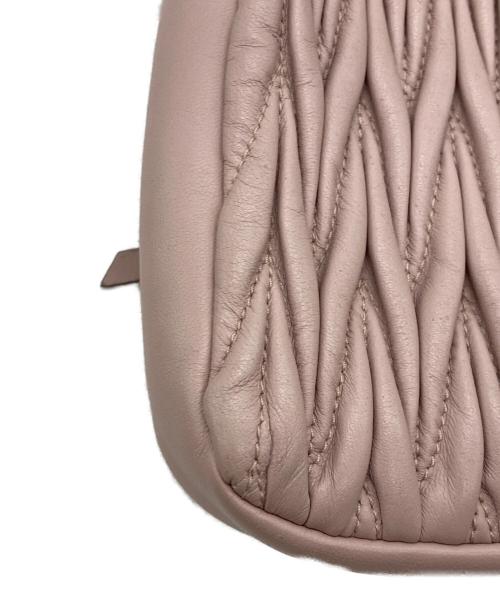 MIU MIU（ミュウミュウ）MIU MIU (ミュウミュウ) マテラッセ レザーショルダーポーチ ピンク×ゴールドの古着・服飾アイテム