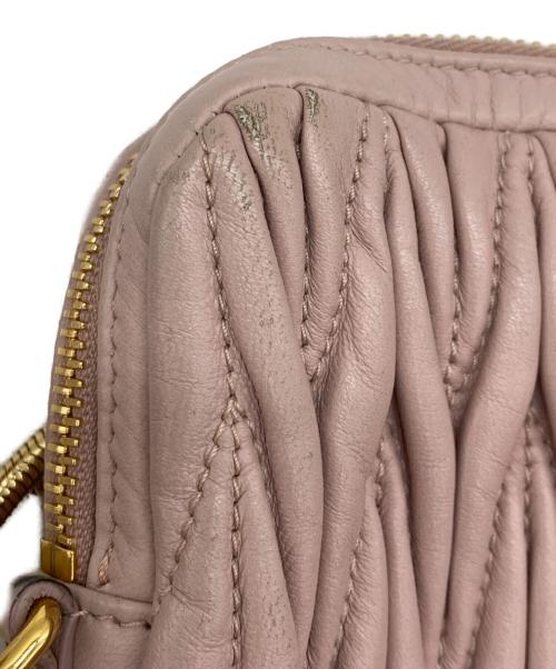 MIU MIU（ミュウミュウ）MIU MIU (ミュウミュウ) マテラッセ レザーショルダーポーチ ピンク×ゴールドの古着・服飾アイテム