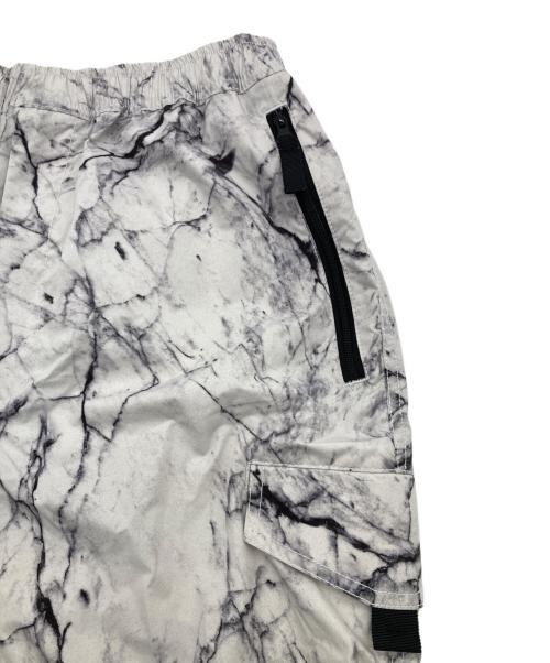 BEAMS（ビームス）BEAMS (ビームス) 撥水 総柄プリント スノー オーバーパンツ ホワイト×ブラック サイズ:Mの古着・服飾アイテム