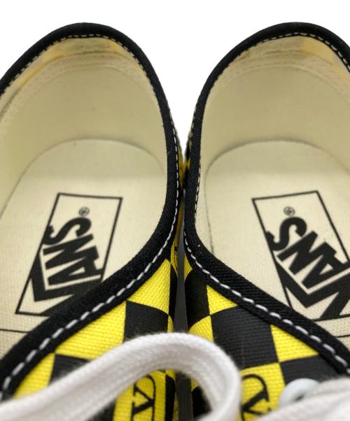 VANS（ヴァンズ）VANS (ヴァンズ) VALENTINO GARAVANI (ヴァレンティノ・ガラヴァーニ) Vロゴ チェッカーボードプリント ＆ ル シャ デ ラ メゾンプリントファブリック ロートップスニーカー ブラック×イエロー サイズ:24の古着・服飾アイテム