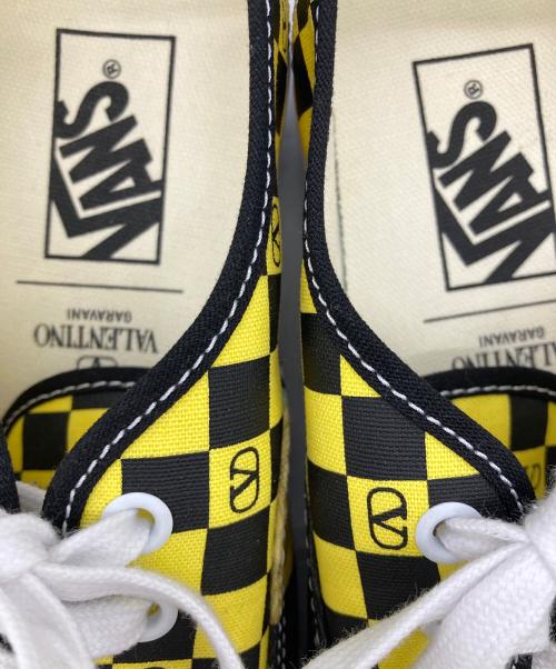 VANS（ヴァンズ）VANS (ヴァンズ) VALENTINO GARAVANI (ヴァレンティノ・ガラヴァーニ) Vロゴ チェッカーボードプリント ＆ ル シャ デ ラ メゾンプリントファブリック ロートップスニーカー ブラック×イエロー サイズ:24の古着・服飾アイテム